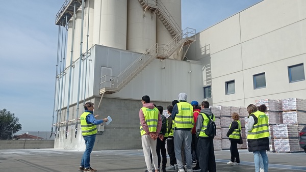 Els alumnes del CNO visiten la fàbrica Gecol a Vilamalla