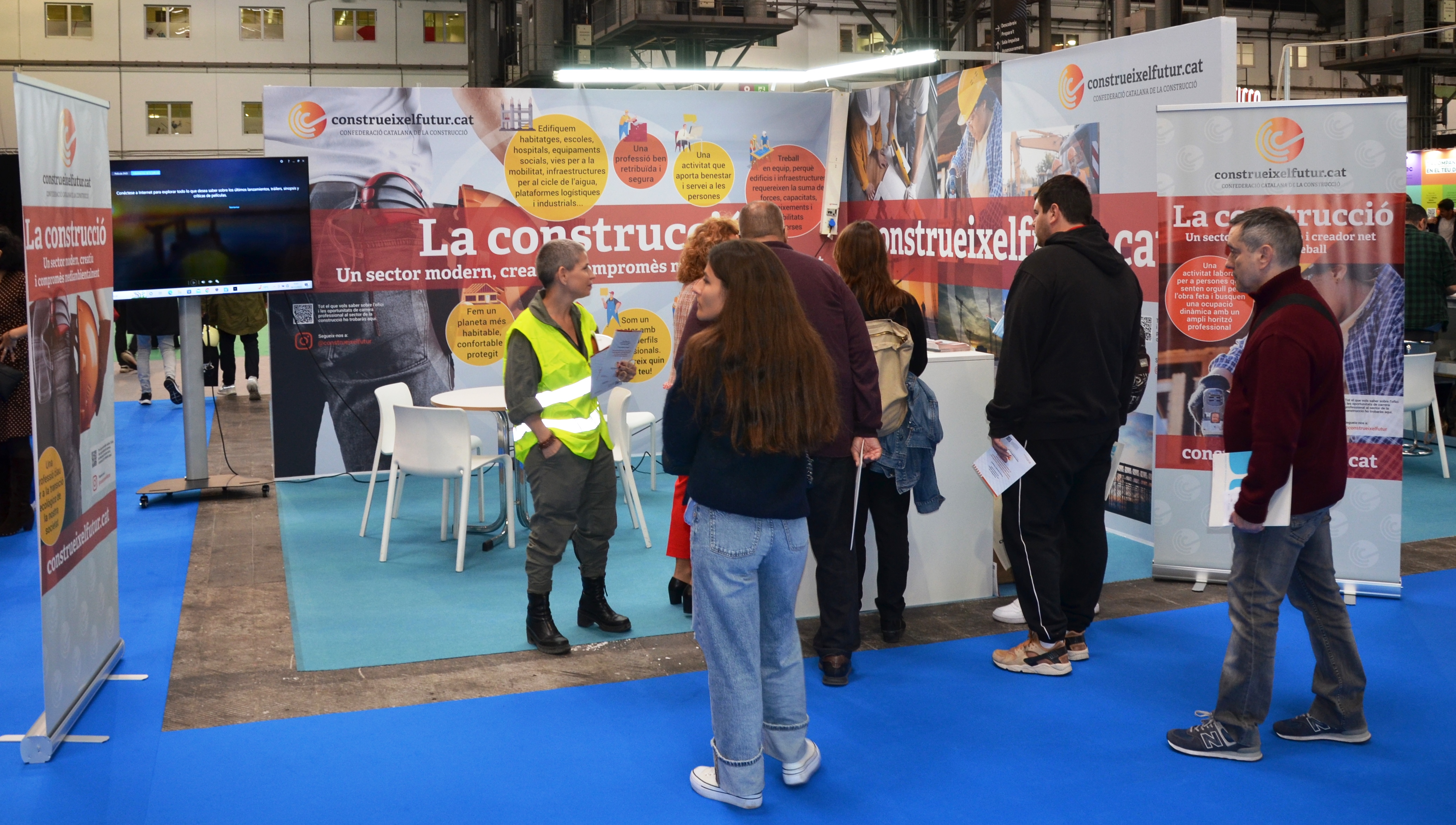 Alta afluència a l’estand del Saló de l’Ocupació 2022 de candidats per a treballar al sector de la construcció