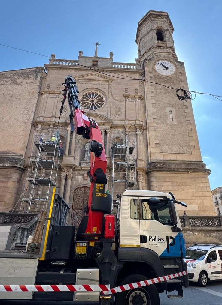 La façana de la basílica de Sant Esteve d’Olot recupera Santa Sabina i Sant Valentí
