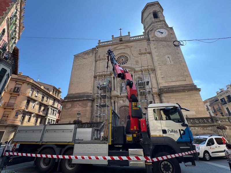 La façana de la basílica de Sant Esteve d’Olot recupera Santa Sabina i Sant Valentí