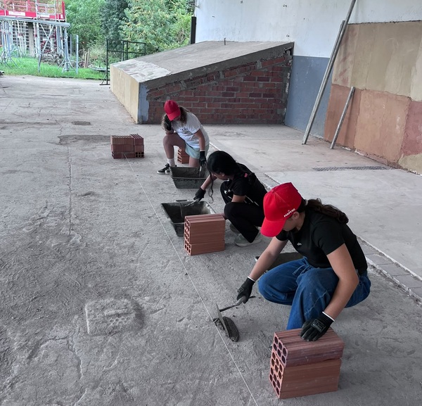De l’aula a l’obra: els alumnes de 6è descobreixen l’ofici de paleta 